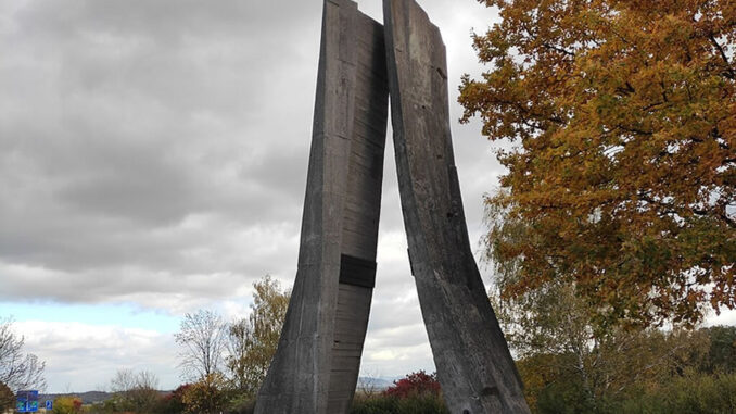 Pomník Evropské rozvodí u Bělotína