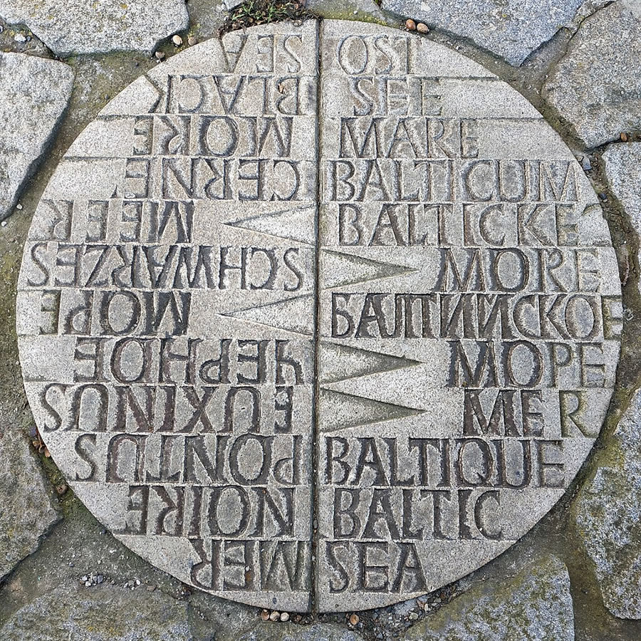 Pomník Evropské rozvodí u Bělotína