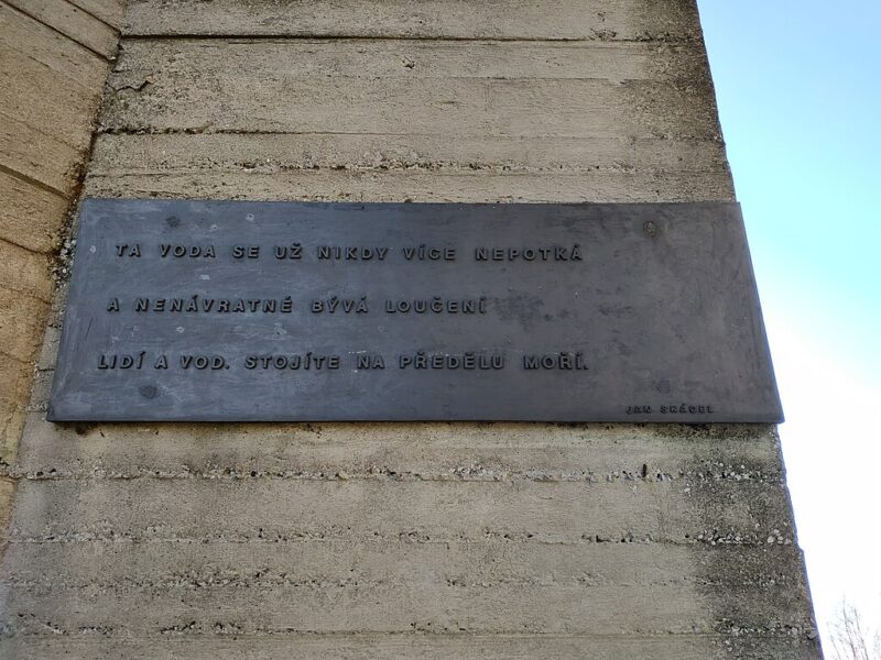 Pomník Evropské rozvodí u Bělotína