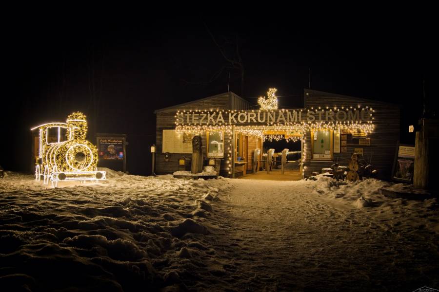 Magické večerní dobrodružství na Stezce korunami stromů v Janských Lázních. Zdroj: Stezka korunami stromů Krkonoše s.r.o.