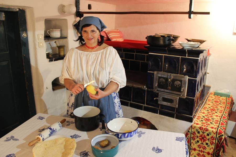 Ruční výroba bramborových placek. Zdroj: Město Humpolec