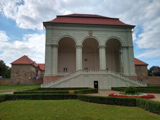 Valdštejnská lodžie v parku Libosad u Jičína. Autor: Aleš CZ, licence CC BY-SA 4.0. Zdroj: Wikimedia Commons