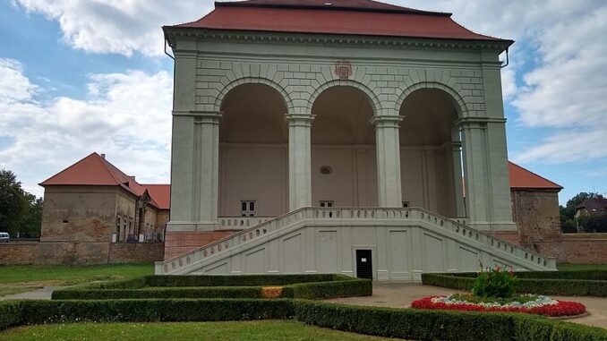 Valdštejnská lodžie v parku Libosad u Jičína. Autor: Aleš CZ, licence CC BY-SA 4.0. Zdroj: Wikimedia Commons