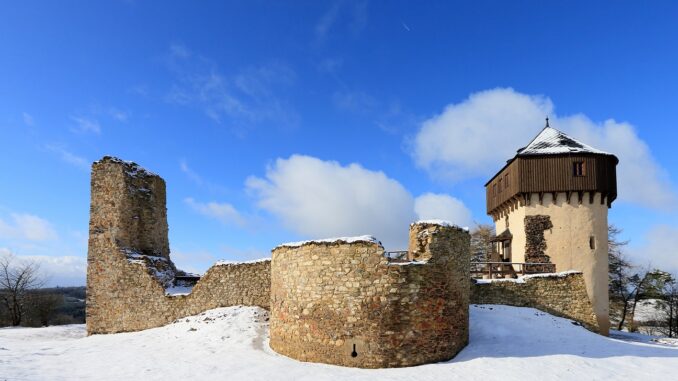Hrad Hartenštejn má 15ti metrovou věž. Zdroj: Jan Borecký