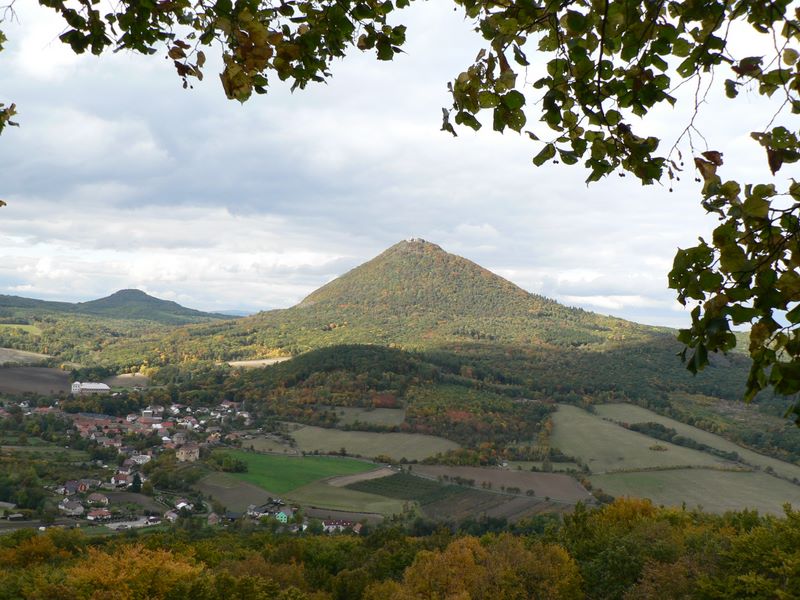 Výhled ze zříceniny Ostrý na Milešovku. Zdroj. Tomucha. CC BY 3.0