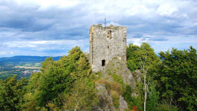 Hrad Ralsko. Zdroj: Wikipedie. Žváček. CC-BX-2.5