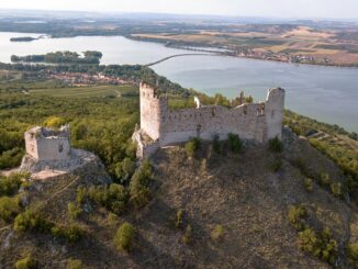 Zřícenina hradu Děvíčky nabízí čarokrásný výhled. Zřícenina hradu Děvíčky je dominanta Pálavy. Zdroj: www.devicky.cz