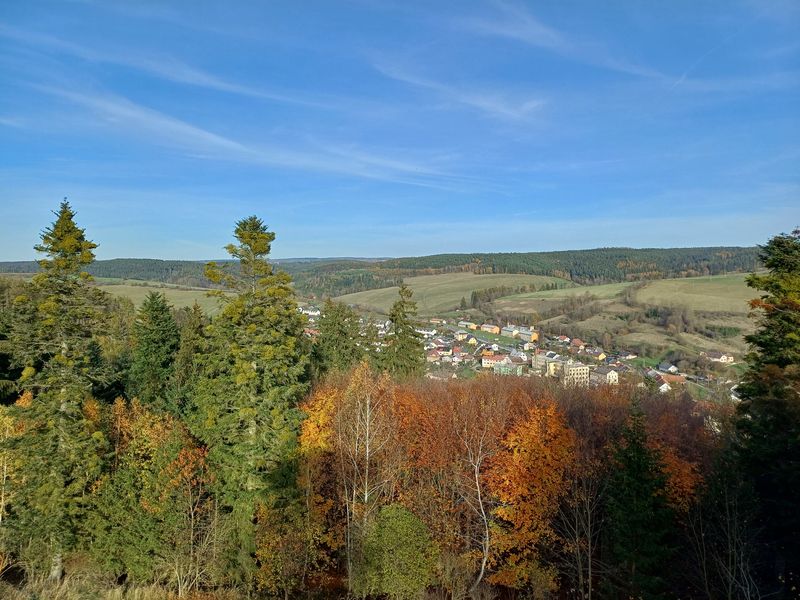 Výhled z Dobře ukryté rozhledny Járy Cimrmana na město Březová nad Svitavou. Foto: Anna Petruželková