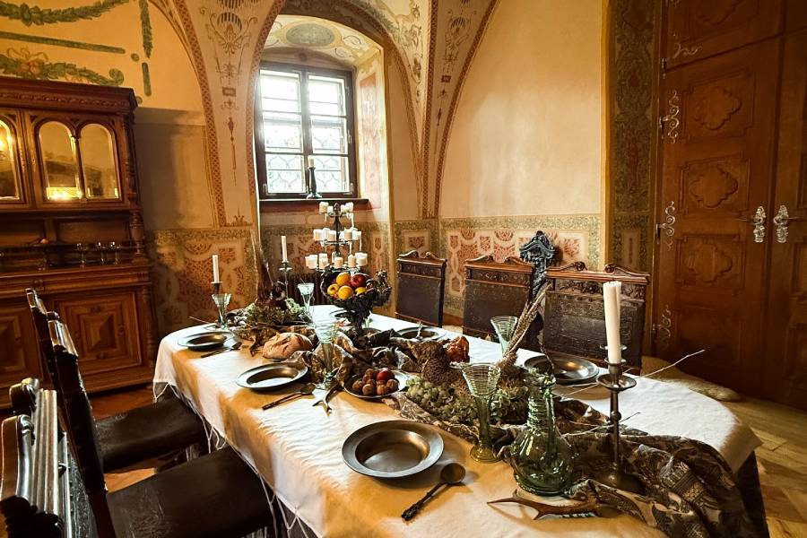 Bohatě prostřený stůl na zámku. Zdroj: Zámecký resort Štáblovice