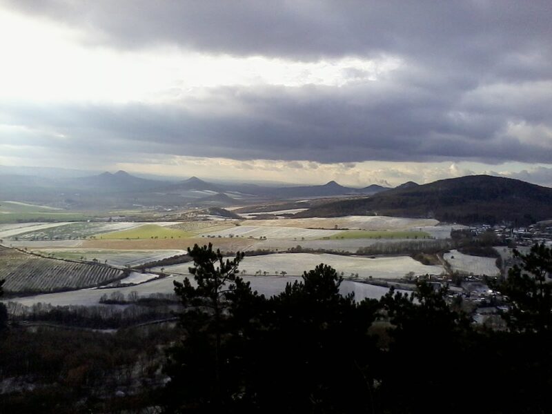 Výhledy z vrchu. Zdroj: <a href="https://commons.wikimedia.org/wiki/File:Ble%C5%A1ensk%C3%BD_vrch_-_pohled_z_vrcholu.jpg">Zoufálci</a>, <a href="https://creativecommons.org/licenses/by-sa/3.0">CC BY-SA 3.0</a>, via Wikimedia Commons