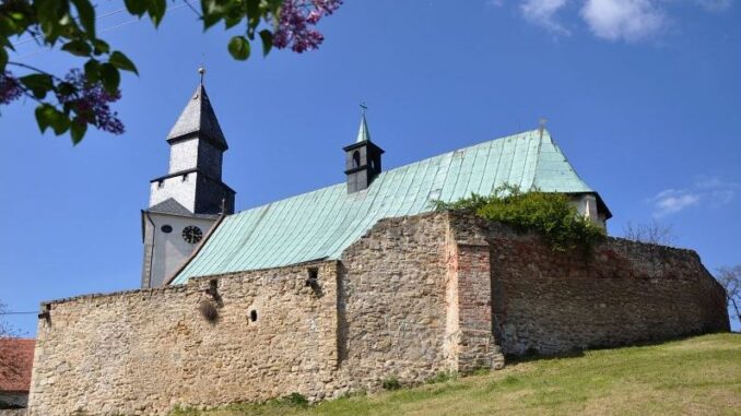 Opevněný kostel sv. Jana Křtitele v Kurdějově. Foto: Petr Fabian. Zdroj: Hrady-zříceniny.cz