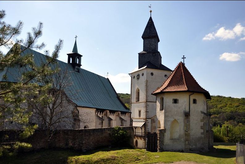 Opevněný kostel sv. Jana Křtitele v Kurdějově. Foto: Petr Fabian. Zdroj: <a href="http://www.hrady-zriceniny.cz">Hrady-zříceniny.cz</a>