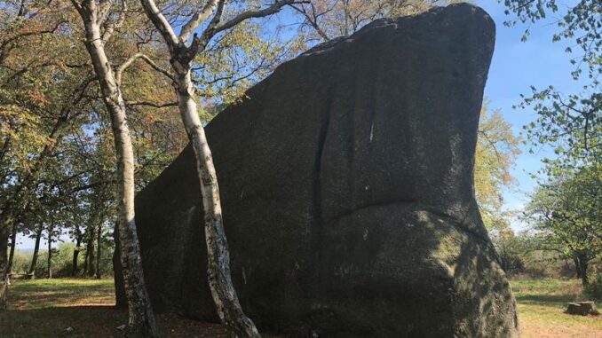 Skalní útvar Klepec u obce Skřivany. Zdroj: Shutterstock.com/1203980437/jablko02