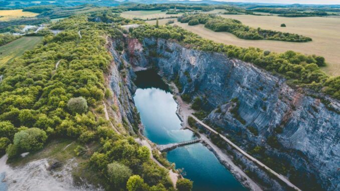 Lom Velká Amerika. Zdroj: Viktor Hanacek z picjumbo.com