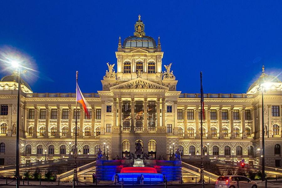 Národní muzeum večer. Foto: VitVit, CC BY-SA 4.0. Zdroj: Wikimedia Commons