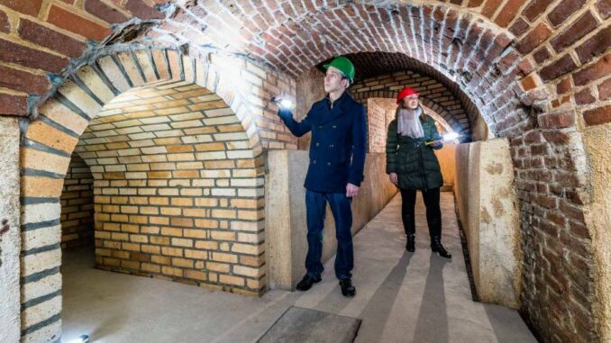 Plzeňské historické podzemí za svitu baterek. Zdroj: Plzeňský Prazdroj, a.s.