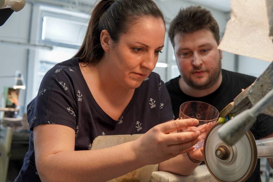 Květinové MDŽ ve sklárně Rückl. Zdroj: Sklárna Rückl