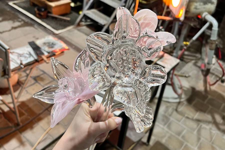 Květinové MDŽ ve sklárně Rückl. Zdroj: Sklárna Rückl