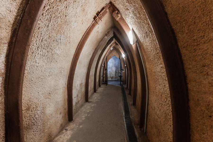 Plzeňské historické podzemí za svitu baterek. Zdroj: Plzeňský Prazdroj, a.s.