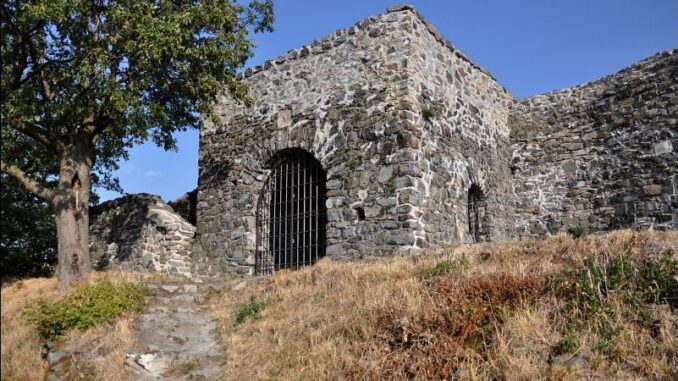 Zřícenina hradu Blansko v okrese Ústí nad Labem. Foto: Petr Fabian. Zdroj: Hrady-zříceniny.cz