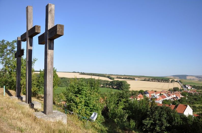 Výhled z návrší na obec Bánov v okrese Uherské Hradiště. Foto: Petr Fabian. Zdroj: <a href="http://www.hrady-zriceniny.cz">Hrady-zříceniny.cz</a>