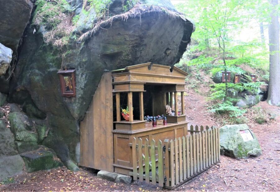 Bratrské oltáře, skalní kaple.