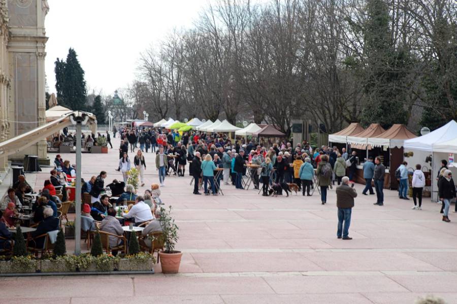 Velikonoční jarmark na lázeňské kolonádě. Zdroj: Infocentrum Mariánské Lázně s.r.o.