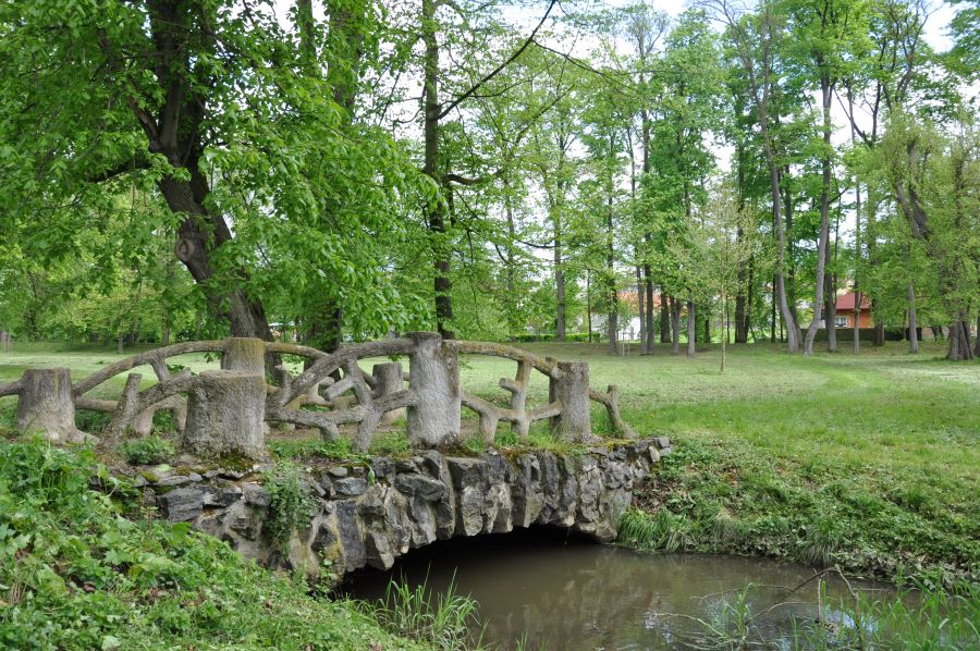 Zámek Hradiště. Pařezový most.