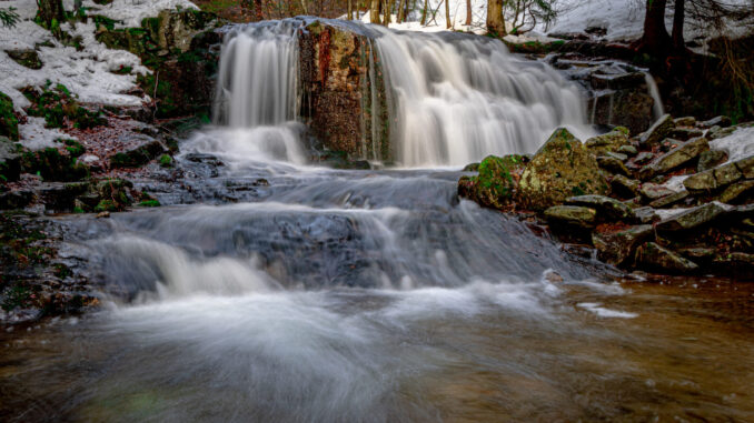 Poniklý vodopád na stejnojmenném potoce. 