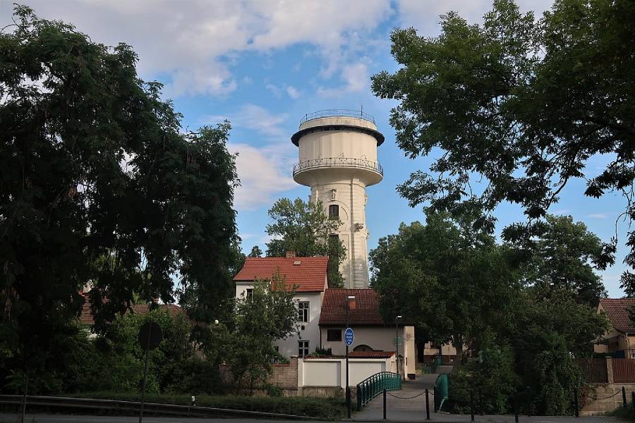 Vodárenská věž pohledem z ulice Velké Valy. Foto: Vlach Pavel, CC BY-SA 4.0. Zdroj: Wikimedia Commons