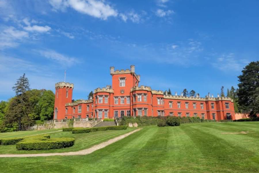 Hrádek u Nechanic postavený ve stylu anglické tudorské gotiky. Zdroj: Národní památkový ústav, npu.cz