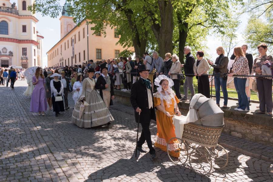 Průvod v kostýmech na lázeňské kolonádě. Foto: T. Pleskot. Zdroj: Město Litomyšl, lazneducha.cz