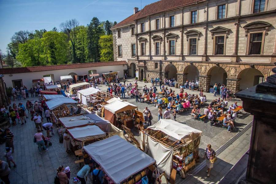 Hrnčířské slavnosti Nelahozeves. Zdroj: Lobkowiczkých sbírek, podpořte nás a získejte výhody!Vstup zdarma na všechny památkové objekty House of Lobkowicz