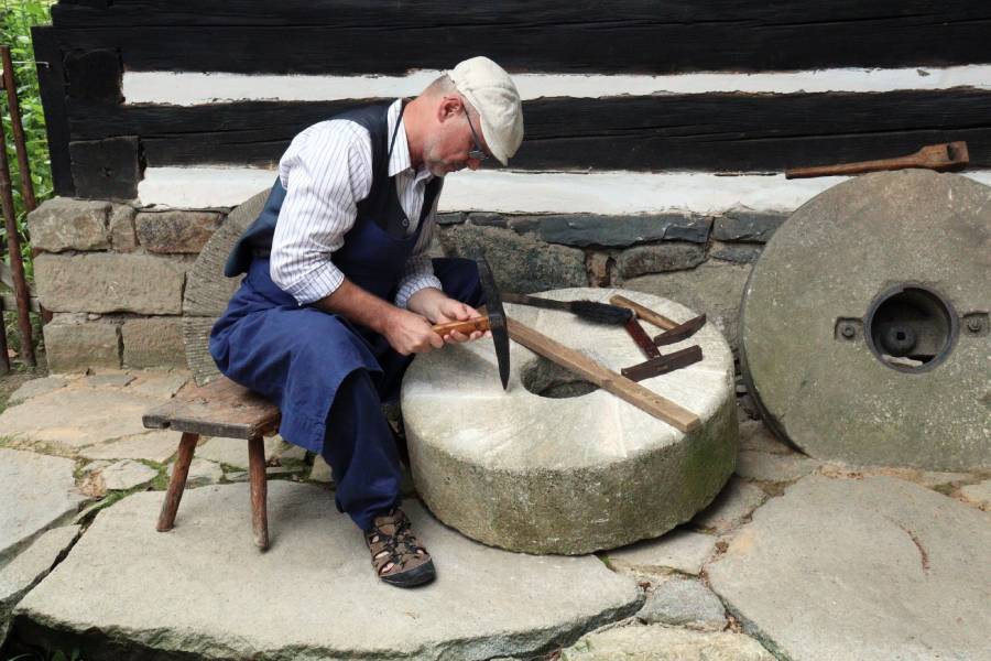 Křesení mlýnských kamenů. Zdroj: Národní muzeum v přírodě