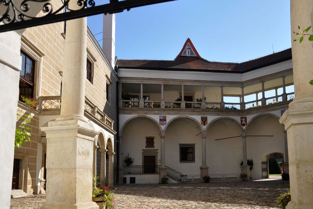 Nádvoří na zámku v Telči. Foto: Petr Fabian. Zdroj: <a href="http://www.hrady-zriceniny.cz">Hrady-zříceniny.cz</a>