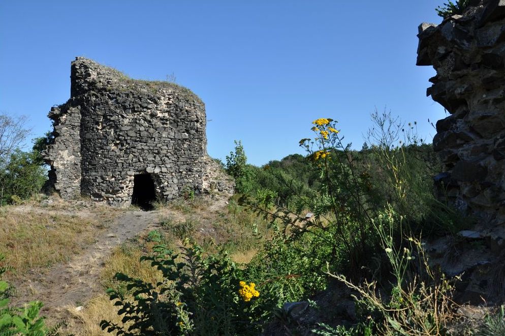 Zřícenina hradu Ostrý v okrese Děčín. Foto: Petr Fabian. Zdroj: <a href="http://www.hrady-zriceniny.cz">Hrady-zříceniny.cz</a>