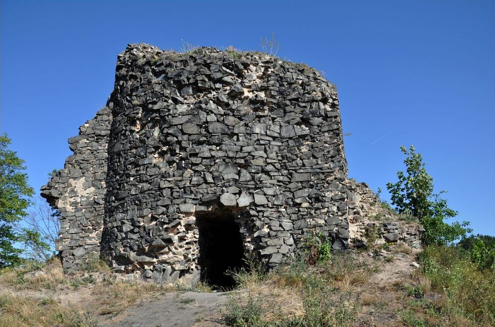 Zřícenina hradu Ostrý v okrese Děčín. Foto: Petr Fabian. Zdroj: <a href="http://www.hrady-zriceniny.cz">Hrady-zříceniny.cz</a>