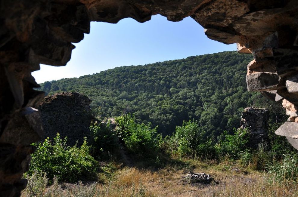 Zřícenina hradu Ostrý v okrese Děčín. Foto: Petr Fabian. Zdroj: <a href="http://www.hrady-zriceniny.cz">Hrady-zříceniny.cz</a>