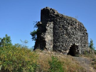 Zřícenina hradu Ostrý v okrese Děčín. Foto: Petr Fabian. Zdroj: Hrady-zříceniny.cz