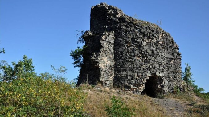 Zřícenina hradu Ostrý v okrese Děčín. Foto: Petr Fabian. Zdroj: Hrady-zříceniny.cz