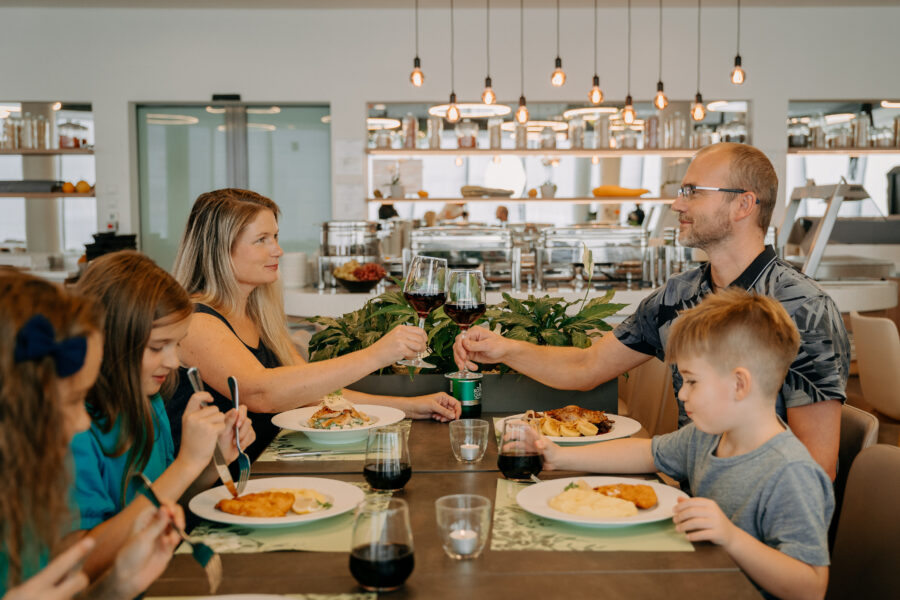 Společné chvíle u skvělého jídla v hotelové restauraci. Zdroj foto: Aquapalace Hotel Prague 
