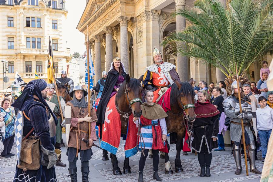 Jeho Veličenstvo král Karel IV., zakladatel města a věhlasný karlovarský lékař David Becher, zakladatel moderní lázeňské léčby, zahájí letošní lázeňskou sezonu v Karlových Varech. Zdroj: Magistrát města Karlovy Vary