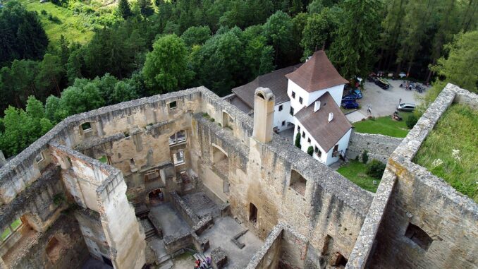 Hrad Landštejn má taky svoji pověst. Zdroj: Fotka od Jaroslav z Pixabay