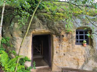 Skalní světničky ve Zderazi.