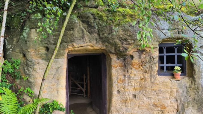 Skalní světničky ve Zderazi.