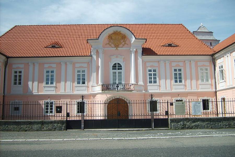 Zámek Hrádek u Sušice. Autor: Ondrej.konicek, CC BY-SA 3.0, Wikimedia Commons