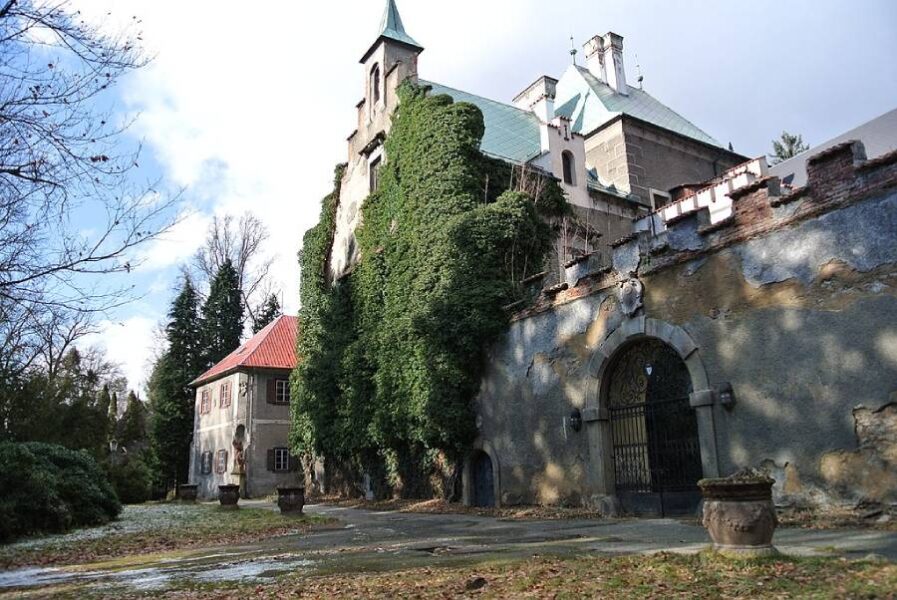 Zámek Líšno. Autor: Eva Rozkovcová, CC BY-SA 3.0, Wikimedia Commons