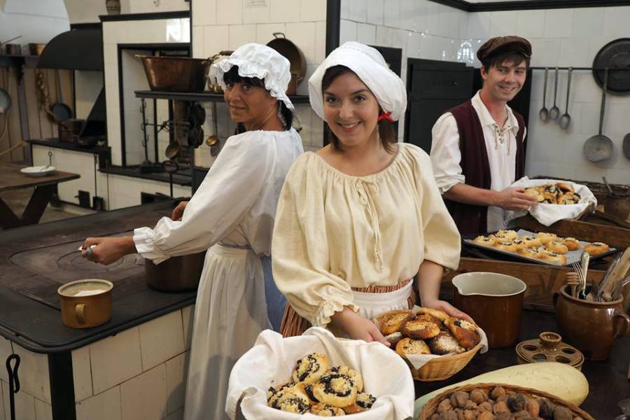 Oživená zámecká kuchyně na zámku Žleby. Zdroj: Národní památkový ústav, CC BY-NC-ND 3.0 CZ