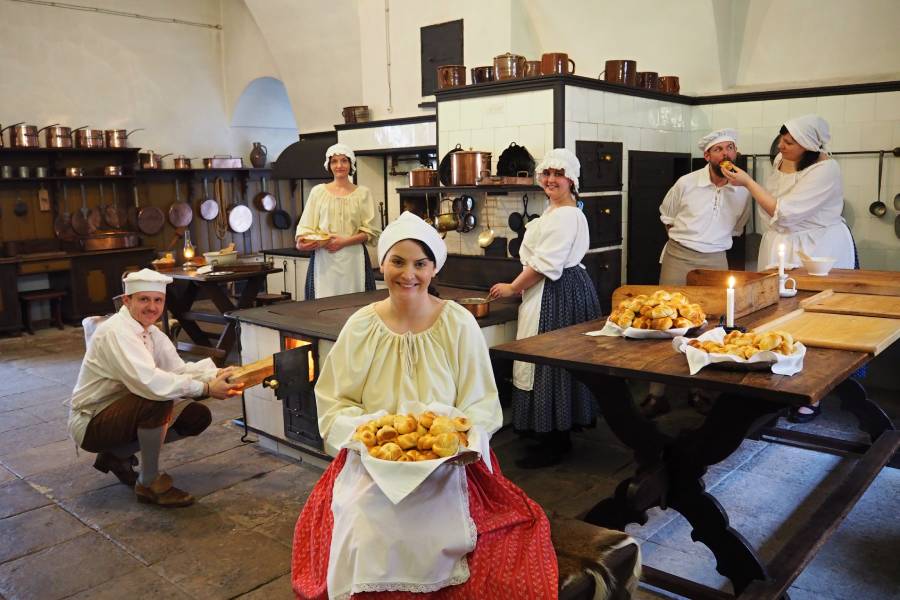 Oživená zámecká kuchyně na zámku Žleby. Zdroj: Národní památkový ústav, CC BY-NC-ND 3.0 CZ