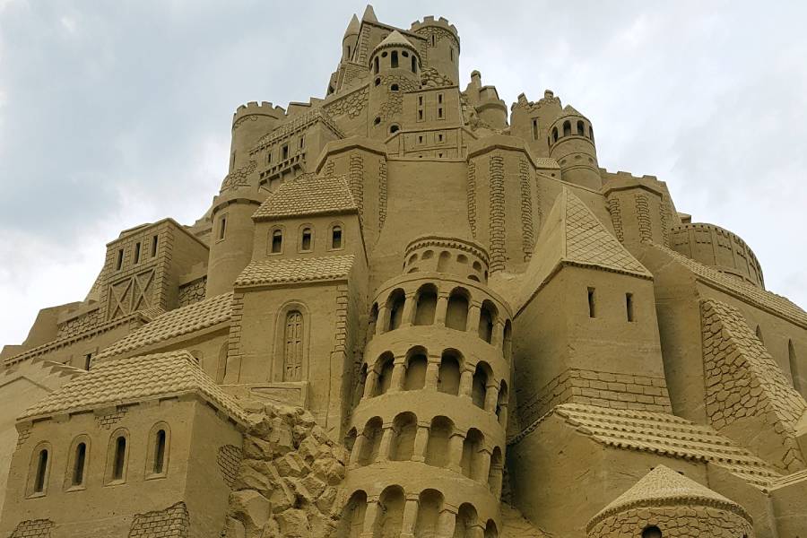 Úžasný svět písku – obří sochy z písku v areálu zámku Doksy. Zdroj: Eva Burešová, @uzasnysvetpisku